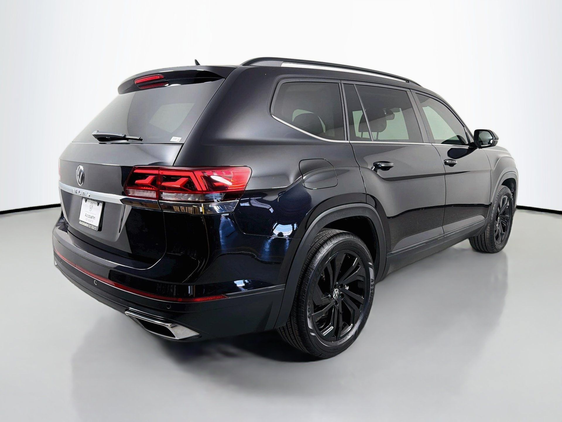 Used 2023 Volkswagen Atlas SE w/ Black Wheel Package FWD image 5