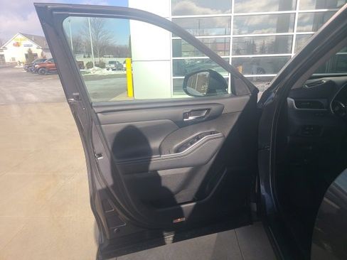 Used 2024 Toyota Highlander XLE image 18