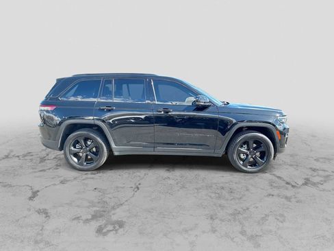 Used 2024 Jeep Grand Cherokee Limited w/ Luxury Tech Group II image 9