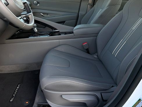 Used 2025 Hyundai Elantra SEL image 9