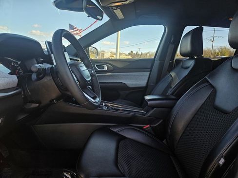 Used 2024 Jeep Compass Latitude image 11