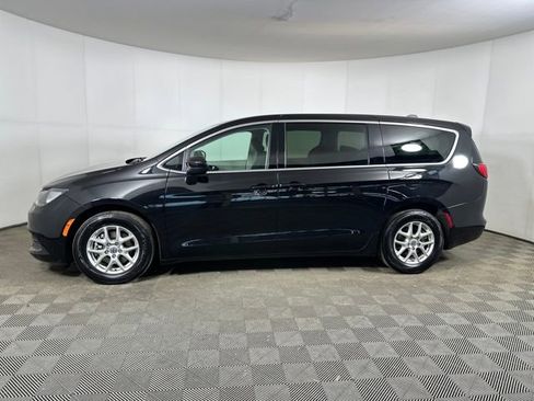 Used 2023 Chrysler Voyager LX image 6