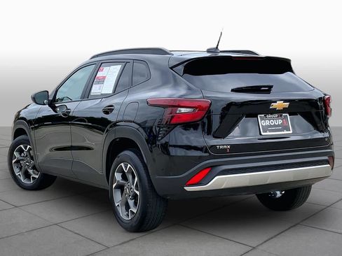 Used 2024 Chevrolet Trax LT w/ Sunroof Package FWD image 12