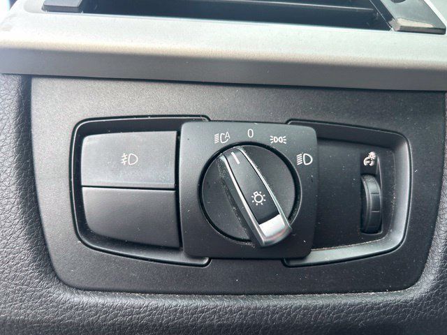 Used 2017 BMW 320i xDrive Sedan AWD/4WD image 14