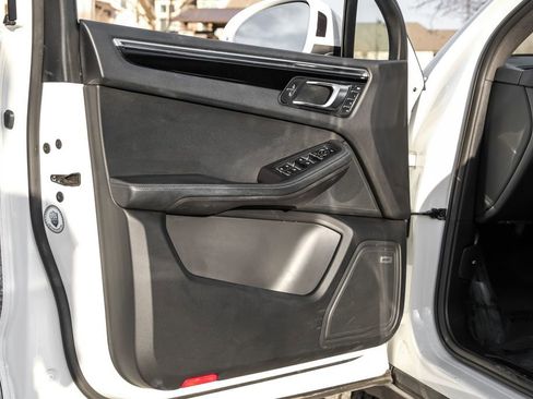 Used 2020 Porsche Macan Base image 46