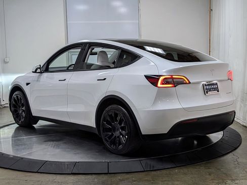 Used 2022 Tesla Model Y Long Range image 6