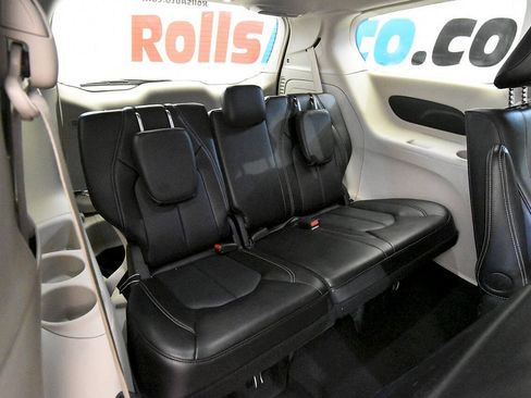 Used 2024 Chrysler Pacifica Limited FWD image 23