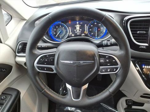 Used 2023 Chrysler Pacifica Touring-L image 22