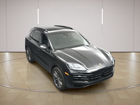 Certified 2025 Porsche Cayenne AWD/4WD image 36