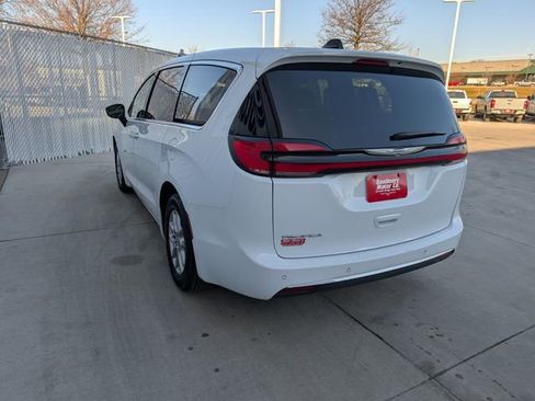Used 2025 Chrysler Pacifica Select image 20