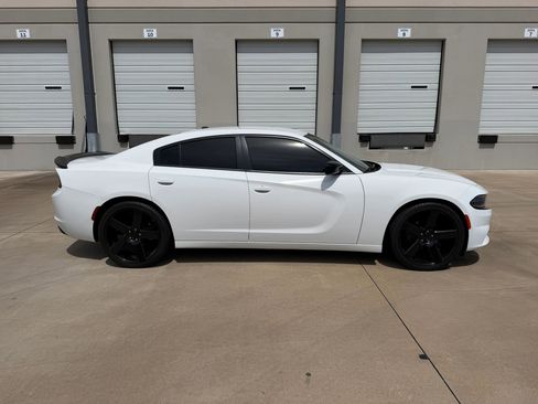 Used 2020 Dodge Charger SXT w/ Blacktop Package image 3