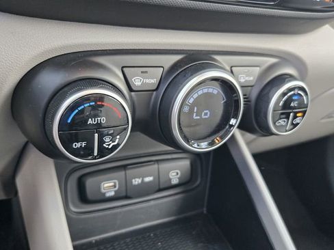 Certified 2025 Hyundai Venue SEL FWD image 17