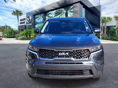 Used 2023 Kia Sorento LX image 2