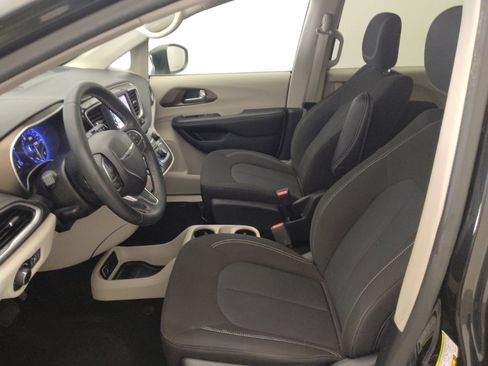 Used 2022 Chrysler Voyager LX FWD image 17
