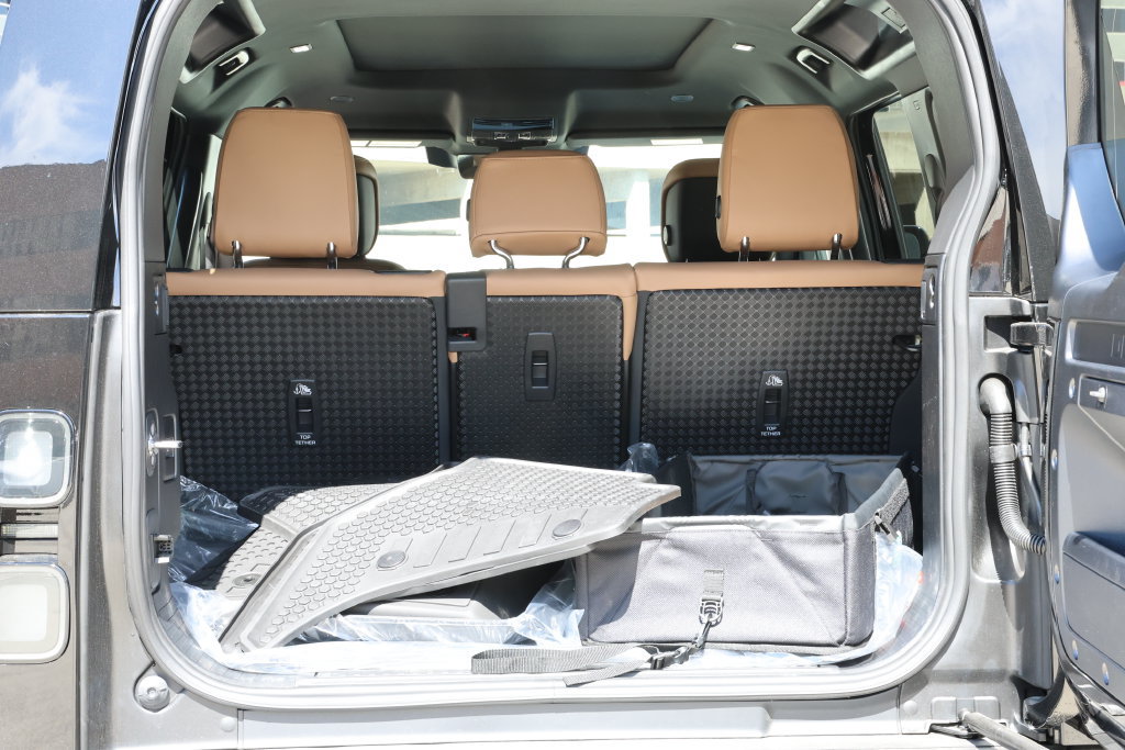New 2026 Land Rover Defender 110 X-Dynamic SE AWD/4WD image 9