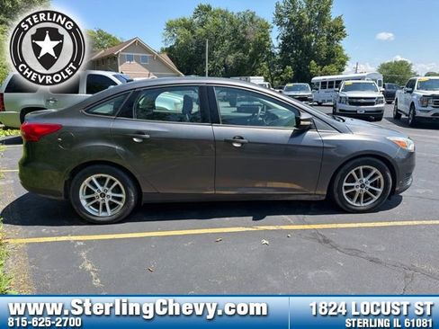 Used 2015 Ford Focus SE FWD image 2