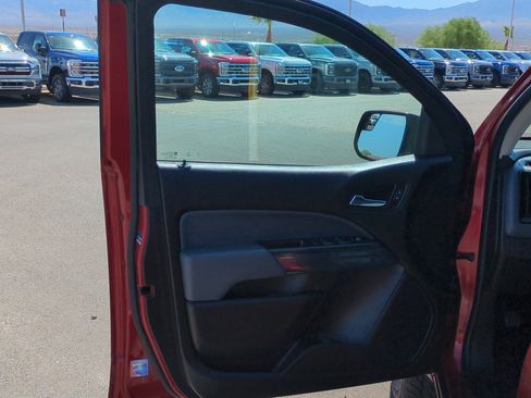 Used 2018 Chevrolet Colorado Z71 AWD/4WD image 11