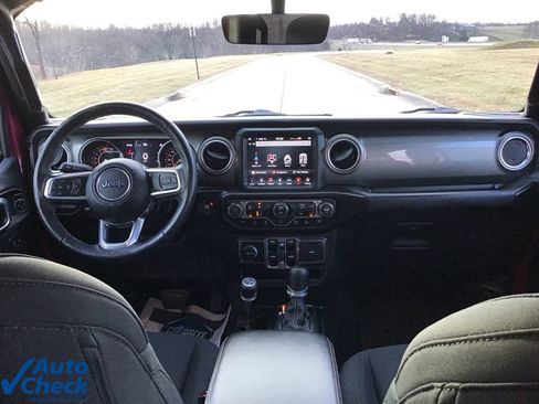 Used 2022 Jeep Wrangler Unlimited Sahara w/ Cold Weather Group image 17