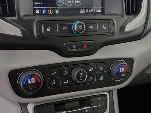 Used 2024 GMC Terrain SLE w/ Driver Convenience Package FWD image 18