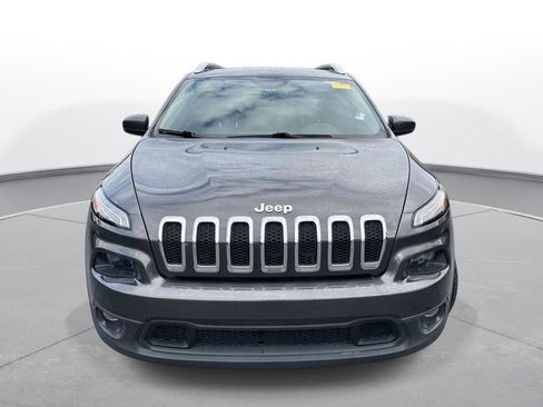 Used 2018 Jeep Cherokee Latitude Plus FWD image 3