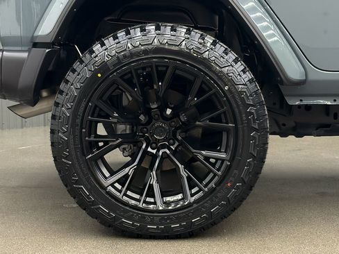 Used 2025 Jeep Wrangler Unlimited Sahara w/ Safety Group AWD/4WD image 11