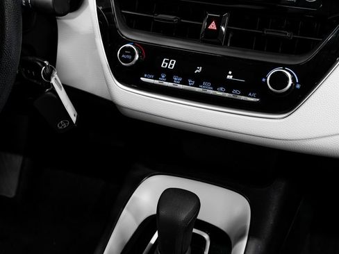 Used 2021 Toyota Corolla LE image 24