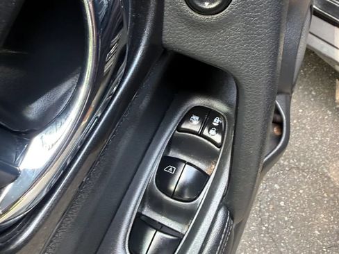 Used 2018 Nissan Rogue SV AWD/4WD image 23