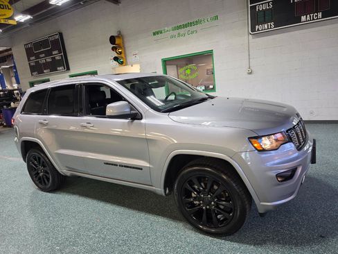 Used 2019 Jeep Grand Cherokee Altitude AWD/4WD image 4