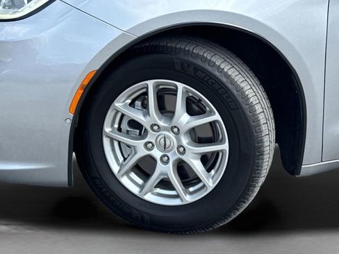 Used 2021 Chrysler Pacifica Touring-L w/ Premium & Safety Sphere Group image 51