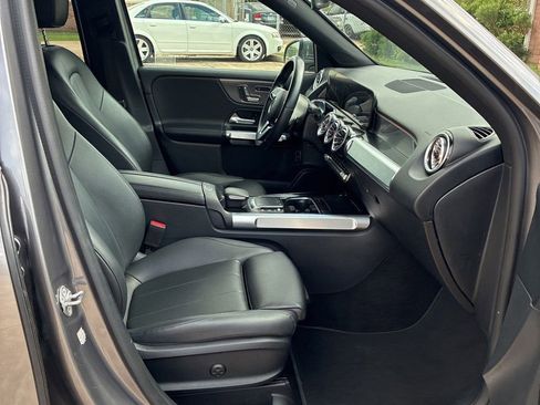 Used 2023 Mercedes-Benz GLB 250 4MATIC w/ Premium Package image 12