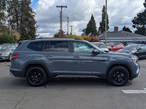 Used 2025 Volkswagen Atlas Peak Edition SE image 6