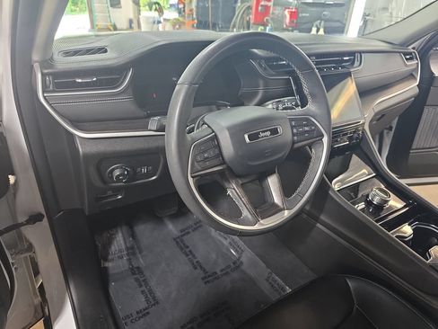 Used 2023 Jeep Grand Cherokee L Limited AWD/4WD image 16