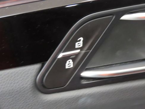 Certified 2025 Porsche Macan AWD/4WD image 37
