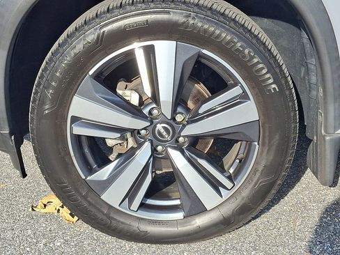 Used 2023 Nissan Rogue SL w/ SL Premium Package image 9