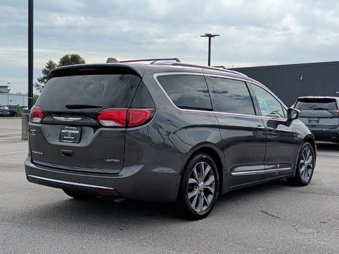 Used 2020 Chrysler Pacifica Limited w/ Tire & Wheel Group FWD image 5