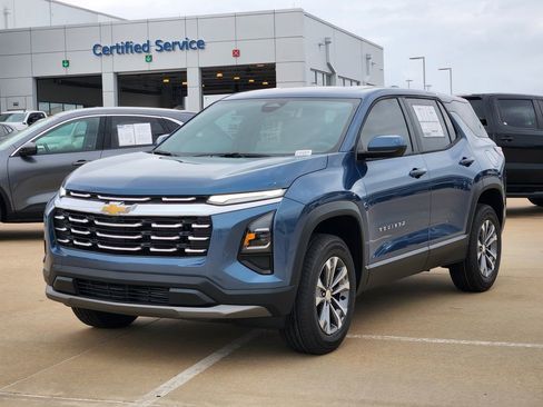 New 2026 Chevrolet Equinox LT FWD image 2
