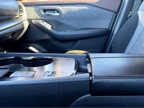 Used 2023 Nissan Rogue SV image 6