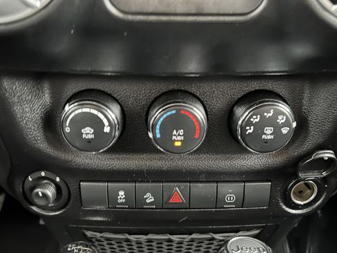 Used 2012 Jeep Wrangler Unlimited Sahara w/ Connectivity Group image 27
