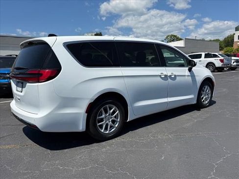Used 2023 Chrysler Pacifica Touring-L FWD image 4