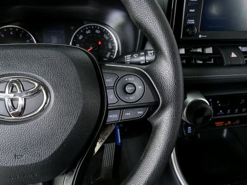 Used 2022 Toyota RAV4 LE image 10