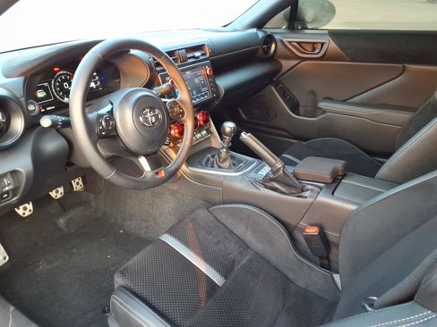 Used 2025 Toyota GR86 Premium w/ ALL Weather Mat Package (TMS) RWD image 8