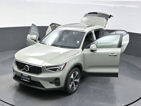 Used 2025 Volvo XC40 B5 Plus image 34
