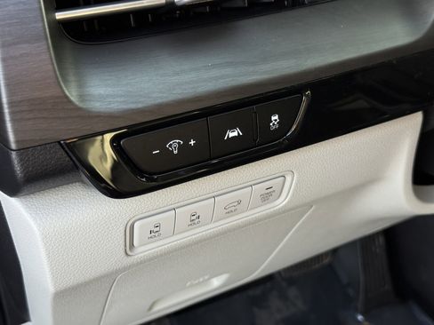 Used 2022 Kia Carnival EX image 27