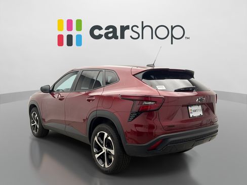 Used 2024 Chevrolet Trax RS FWD image 2