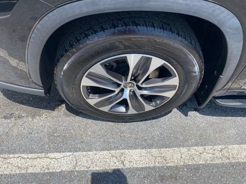 Used 2022 Toyota Highlander XLE AWD/4WD image 23