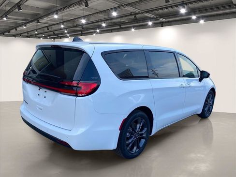 New 2026 Chrysler Pacifica Select FWD image 4