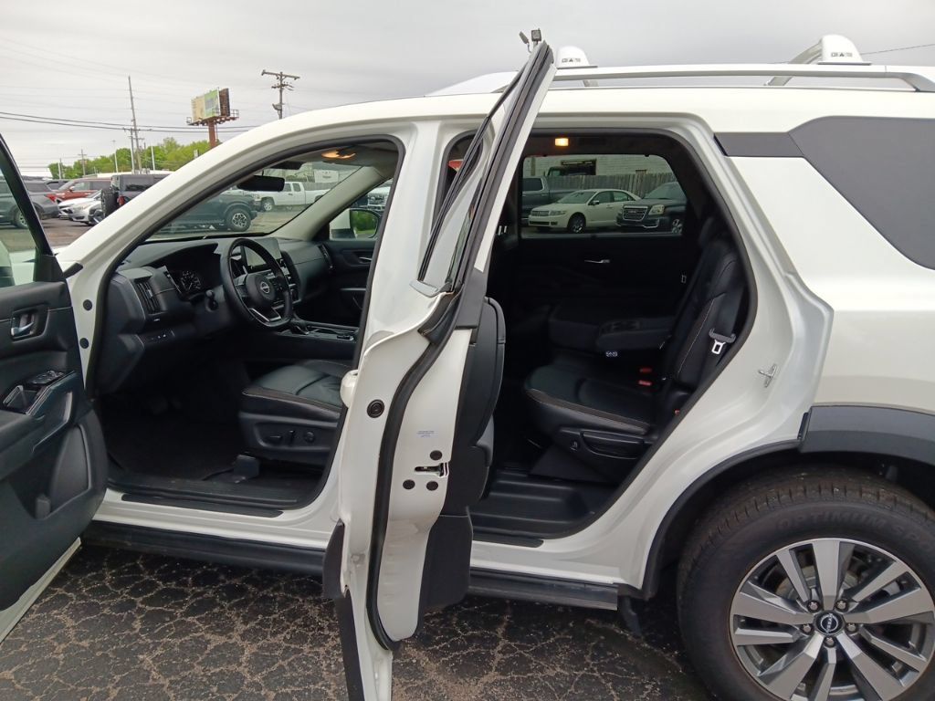 Used 2023 Nissan Pathfinder SL AWD/4WD image 10