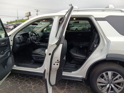 Used 2023 Nissan Pathfinder SL AWD/4WD image 10