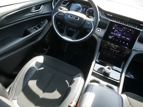 Used 2025 Jeep Grand Cherokee L Altitude AWD/4WD image 9