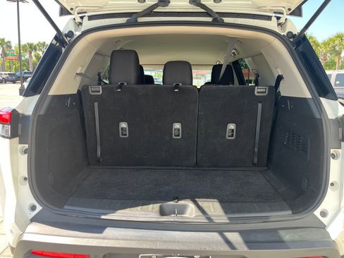 Used 2024 Nissan Pathfinder SV image 12